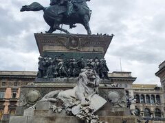 ドゥオモ広場の真ん中にあるイタリアの初代の国王であるヴィットーリオ エマヌエーレ2世の騎馬像です