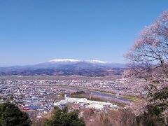 雪の残る山並みは美しいですね