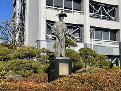早速、川越城を目指して歩きます。市役所前には太田道灌の像がありました。