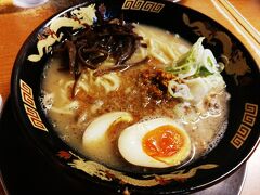 ホテルに荷物を預けて、鹿児島ラーメンを食べに行きました。
「半熟玉子ラーメン」1040円でした。