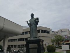 しろくまの後は街歩きで銅像巡りをしました。最初は小松帯刀。大河ラマ「篤姫」では主要人物でした。