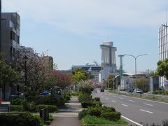 名古屋港駅を上がった所から眺めるリビエラと名古屋港ポートビル