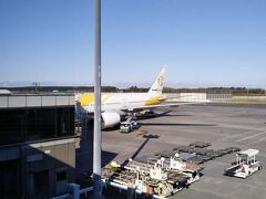 ８５番搭乗待合室からのＸＷ１０１便の機体＜Ｂ７８７ドリームライナー＞です。