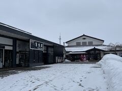 この前編は『2024年3月春の週末二泊一人旅～秋田県角館・田沢湖③：春雪舞う角館『外町（とまち）を散策』～』です。
https://4travel.jp/travelogue/11893760

旅の2日目の3月9日（土）の午前中は前日に続き角館の街を観光していましたが、当日は積もる程の降雪と私自身の体調の問題で、当初の予定よりも早く宿泊先に向かうことにしました。

前日は除雪が済んでいた角館駅前の歩道に、雪が積もっていました。