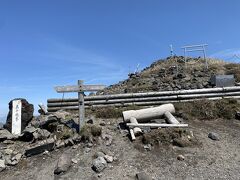 天孫降臨伝説の

天の逆鉾が鳥居の裏側に刺さっています

そりゃこんな物抜いたら

坂本龍馬でもバチが当たりますわな