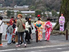 外に出るとすぐ渡月橋が見える川べりです。多くの方がここで桂川と渡月橋をバックに記念撮影していました。着物姿の方はお話している言葉から韓国の方の様でした。年齢も小さい子から若い方、お年を召した方まで、着物を着てthe Kyoto、日本の文化を楽しんでおられるのは美しく艶やかで私たち日本人としても嬉しいですね。