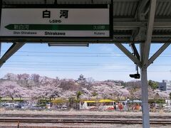 新幹線駅の新白河駅から1駅東北本線で移動して白河駅到着です
駅のホームから白河小峰城に桜が見えます、美しいですね