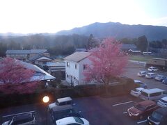 おはようございます。
中津川の朝です。
ホテルの大浴場「旅人の湯」はラジウム人工温泉です。
朝は５時からなので・・早起きして朝風呂楽しみました。
久しぶりの大きなお風呂・・気持ち良かった～。

お部屋の窓から。
今日もお天気が良さそう。桜がきれい。