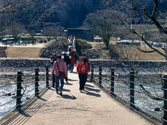 14:41
庄川にかかる『であい橋』。時間ないから真ん中くらいまで行ってすぐもどってきたら、キャサリンがおらん！向こうに渡ると思ってず～っと先まで行ってたらしく、走って戻ってきた。