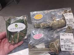 新潟駅に戻ってきた。
どの笹団子をお土産にしようかと、ググって「新潟森林農園」と「田中屋本店」のを購入、