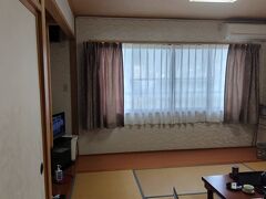 今日の宿「昭扇閣べにや」に到着。
どこが入口かわからず、入口と思われる所も自動ドアが開かず、困っていたらスタッフさんが出てきた。
別館の部屋に案内してもらう。
お風呂に入ろうとするもこれから用意するから 1時間後だそう。
お風呂の場所を聞くも本館に行けばかわかるそう。