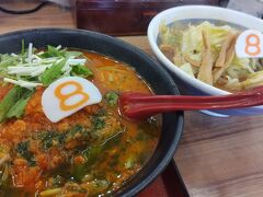 お昼ご飯は8番らーめん。
混んでたけど 2人でカウンターでもOKだったからかすぐに座れた。
８のナルトがかわいい。