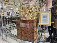 ゴールドスーク入口にちかいKanz jewelsにある世界一大きな指輪。すでに指にはめるという前提ではない…