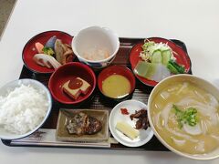 朝を食べていないので、
富貴寺前にある土産屋兼食堂の「榧の木」で昼食。

https://kaya-no-ki.com/menu.html

自家栽培の野菜等で作った、田舎料理1250円を頂きました。
いいですね。

