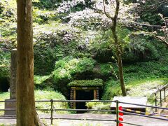 自転車漕いで30分ほどで石見銀山の坑道に到着。
でも入らん…。
目的はドラクエウォークのお土産スポットがあるから来ただけ。昔入ったし。