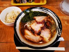 で、夕食は牛骨ラーメン 富んや。
肉厚のチャーシューが美味しで、海藻のままの海苔が激ウマ！
これで1000円はお値打ちある！