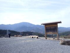 そして馬籠見晴台へ。
恵那山（標高２１９２ｍ）が美しくそして近く見えます。