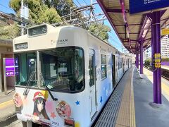 ２両編成の電車が停車ですが「響け！ユーフォニアム」のラッピング
紫式部のラッピング電車に出会えませんでした（涙