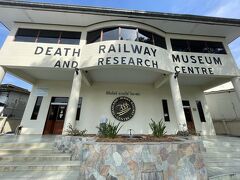 9時30分。泰緬鉄道博物館に到着。
英語名がDETH RAILWAY MUSEUMって…₍₍ (̨̡ ‾᷄⌂‾᷅)̧̢ ₎₎

泰緬鉄道の歴史や捕虜の生活などに関する資料館です。 1人160B(670円)  少しお高め。