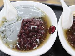 町はずれにある、もう１軒豆花の名店である「同記安平豆花」へ。ここは豆腐が新鮮。持ち帰りの豆花を買う地元客もひっきりなしに来ていて、名店という評判通りでした。トッピングは紅豆・珍珠・?豆・檸檬とシンプルでボリューム感も。35元（160円）～40元（180円）と先ほどの観光地価格よりずっと安いです。豆腐は白豆と竹炭黒豆（写真）を選択できました。