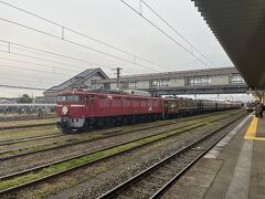 終点新津に到着。何か人だかりができていると思ったら、EF81系が引く展望車が止まっていましたよ。