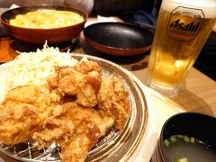 雨宿りもかねて、金シャチ横丁（義直ゾーン）の名古屋コーチンのお店で、唐揚げ＆ビールをいただきます。