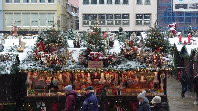 屋根の上に登って飾り付けるのかな・・・
