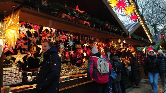 チューリヒでは駅構内のクリスマスマーケットを見ただけなので、ドイツではコロナ後、初めてのクリスマスマーケット！