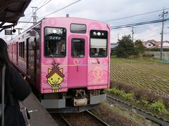 「川跡駅」で乗り換えです。

到着した電車は、島根県の観光ゆるキャラ「しまねっこ」をデザインしたラッピング電車「ご縁電車しまねっこ号Ⅱ」です。

ショッキングピンクのボディが目立ちます。