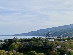 ミナカ小田原 展望足湯庭園でまったり。
ベンチもあるし、しばしオシャベリの続き。
人生いつまで元気かわからない。
会いたい人、行きたいところ、やりたいこと、やっちゃおう(∩´∀｀)∩

お土産はいつもの鈴廣のかまぼこを購入です。
