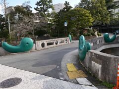 「勾玉橋（まがたまはし）」です。

橋の欄干に、大きな青瑪瑙（あおめのう）の勾玉が4つ埋め込まれています。
温泉の名前の由来ともなった勾玉をあしらった、玉造温泉のシンボル的存在だそうです。