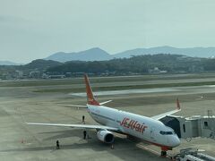 名古屋へは熊本空港から出発したので、2024年初の福岡空港。
釜山へはエアプサンですが、今回はチェジュ航空。
預け荷物がなければ機械でチェックインできたのに、見落としており長蛇の列に並んでしまいました。
残業疲れと寝不足ですが、飛行機を見るとワクワクします。
機内では爆睡でしたが。