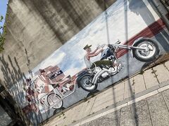 バイクの壁画。