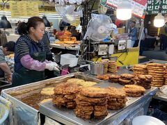 そのまま西へ歩いて、食べ歩きで有名なスポット、広蔵市場へ。
急遽予習したYouTubeで紹介されていたピンデットックのお店へ。
緑豆チヂミ5,000W。
大きくてボリュームありました。
美味しかったけど、マッコリしかないのがね…ビール派なので。