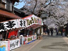 がいせん桜通り沿いには祭りの人出を見込んでグルメ屋台が軒を連ねた