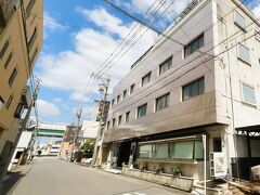 今夜の宿は歩いて１５分ほどの「ホテルいろは」です、

外観は団体合宿所のような雰囲気ですが低料金・個室・大浴場で寝るだけと割り切れば使える穴場的な宿でした。

＊詳細はクチコミでお願いします