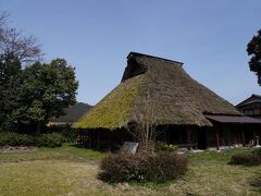 バス停から少し歩くと、朽木陣屋跡がある。地元の豪族朽木氏の館があった場所で、江戸時代には陣屋が置かれていた。遺構はほとんど残っていない。敷地内には、茅葺屋根の民家が移築保存されていた。