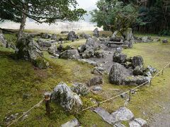 そして、この寺に来た最大の理由が、庭に残されている旧秀隣寺庭園である。その庭は、京の都を追われ朽木谷に隠れた室町幕府12代将軍である足利義晴を慰めるため、管領細川高国らにより造営された庭園の跡である。石組が見事な庭園で、司馬遼太郎氏も訪れているが、当時は叢だったそうだ。かの重森三玲氏も気に入られたそうである。