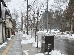 熊谷から新幹線に乗車。
自由席は高崎まで混雑気味。

軽井沢駅北口。
目星を付けていたお店が準備中だったり定休日だったりしたので、
雪がちらつく中、すこし歩いて、プリモ本店へ。

駅前通りは除雪されており、季節柄、人が少ない。
一本裏に入ると雪が残るものの、静かで木々のいい香り。

ランチは、パスタとサラダ、2000円。
味は平均的だけど、観光地価格かなといったところ。

沢村ベーカリーで明日の朝食用とお土産用のパンを買う。
途中↑と間違えて沢村ロースタリーにも寄ったので、そこでもマフィンなど購入。

