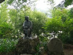 立石寺のエリアから階段を登った先に日枝神社がありますが、その西隣の道沿いにこの像があります。この像があるのを最初しらなかったので、ちょっと意表を突かれました（笑
芭蕉さんは岩の上に配置されており、なぜその位置なのか分かりませんでしたが、弟子の河合曽良さんと昔は俳句を読みあっていたかと思うと、それはそれでノスタルジックさを感じました。