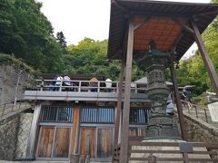 山形は立石寺の奥之院のすぐ左手隣にある建物です。そこまでは1000段を超える石段を登りきる必要があり、ちょっとお年を召した方は難しいかもしれません。釈迦如来さんが祀られており、そこまで登った達成感もあいまって、より深くてを合わせられたように思いました。