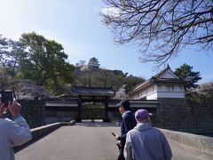 大手一の門 二の門
丸亀城の石垣は、お堀から天守まで、四層ある石垣の総高60mで、日本一です。