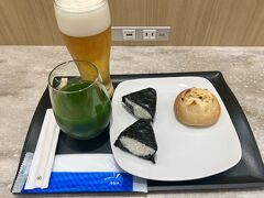 久しぶりの飛行機での出発です。

炭水化物にビール。
そして申し訳程度の青汁で朝食。