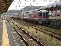  はまかぜ3号香住行きが入線してきました。本日は「かにカニはまかぜ号」も運行されており、カニのシーズンですね～