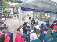 8時23分西門駅発のバスが8時55分に瑞芳駅着。

台北市内から電車で来る人は、この駅まで電車で来てからバスかタクシーで行くことになるけど、乗る人が多すぎるから、この駅からバスに乗るのは結構難しいと思う。

十份に行く人は、ここから電車で行きます。