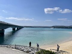 橋を渡ったたもとです。
ここからの海の色と景色も最高～