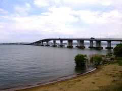 はい、こちらが琵琶湖大橋
琵琶湖のもっとも狭い部分を横断する有料の橋なの