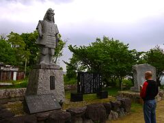 つづいてやって来たのは「坂本城址公園」
なんだかちょっとバランスの悪い；
甲冑姿の明智光秀の像があります