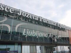 フランクフルトからリュブリャナ空港に到着。
リュブリアナ空港は小さな空港
スロベニアはシェンゲン協定内（域内の出入国審査なし）なので入国審査無しですんなり入国。
