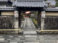 さて、お昼です！
南禅寺といえばやっぱり、湯豆腐でしょう。

門前にある、順正へ。
係の人が待機していて、予約の有無を聞かれました。
予約はしていませんでしたが、開店後すぐだったこともあり案内していただけました。良かった！